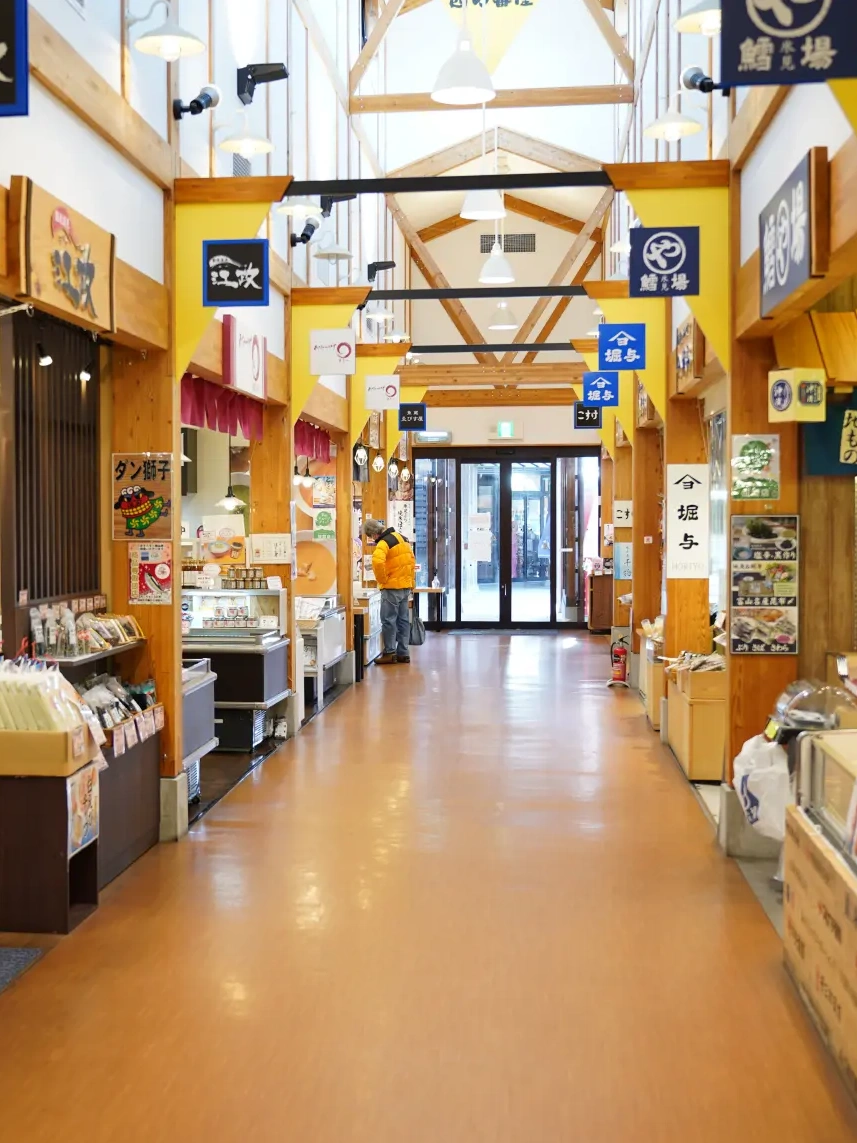 ひみ番屋街の館内に並ぶ店舗