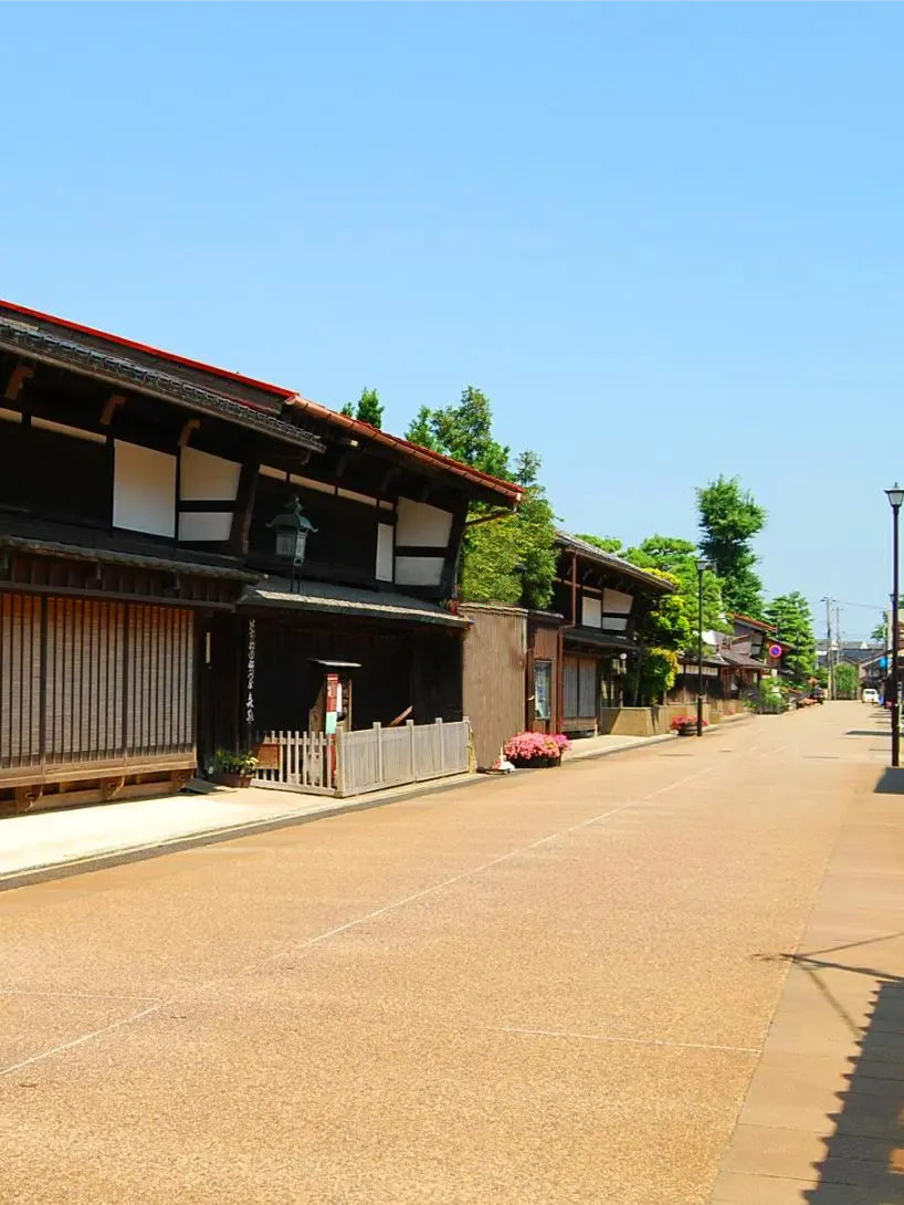 岩瀬の町並みに残る古い木造家屋