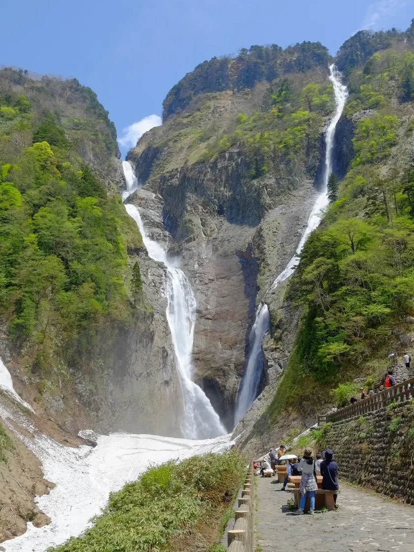 山あいの岩壁を流れ落ちる称名滝